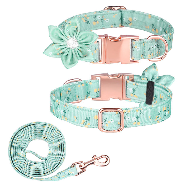Collar para mascota con estampado de flores, patrón personalizado con pajarita 